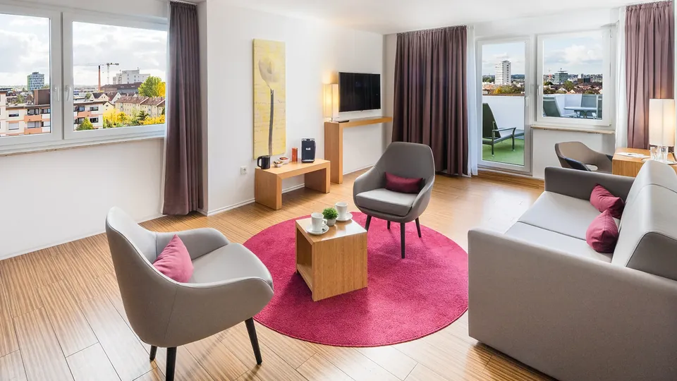 Exklusive Suite mit Schreibtisch und High-Speed-WLAN – perfekt für Geschäftsreisende und Urlauber