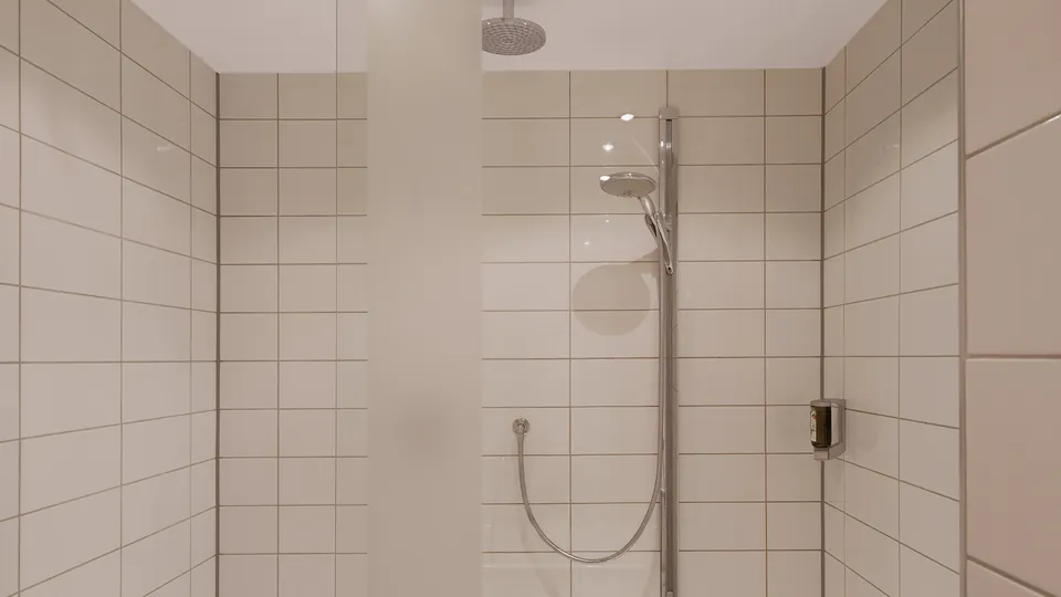 Hochwertiges Bad mit Regendusche, Doppelwaschbecken und luxuriöser Ausstattung - Wellness auf Hotelniveau