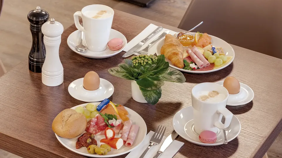Ein reichhaltig gedeckter Frühstückstisch